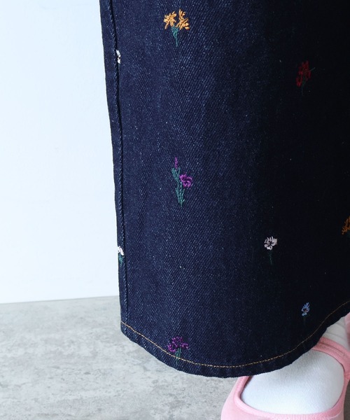 yuni（ユニ　）の「floral embloidely denim 5pkt back gum パンツ（デニムパンツ・レディース・ネイビー・S/M）」の13枚目の写真