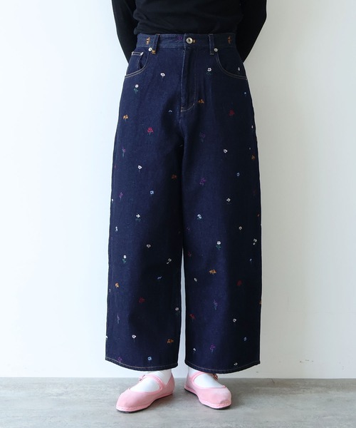 yuni（ユニ　）の「floral embloidely denim 5pkt back gum パンツ（デニムパンツ・レディース・ネイビー・S/M）」の2枚目の写真
