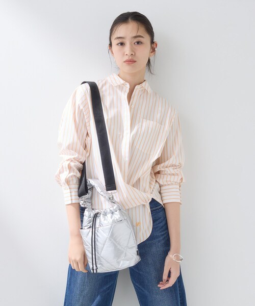 INDIVI（インディヴィ）の「【大人カジュアル／ショルダー付】ふかふか巾着バッグ（ハンドバッグ・レディース・ブラック/シルバー・00）」の2枚目の写真