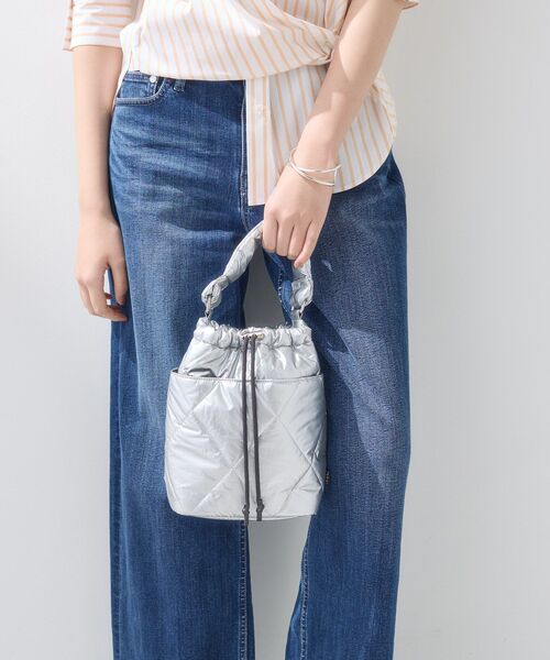 INDIVI（インディヴィ）の「【大人カジュアル／ショルダー付】ふかふか巾着バッグ（ハンドバッグ・レディース・ブラック/シルバー・00）」の3枚目の写真