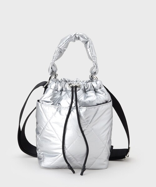 INDIVI（インディヴィ）の「【大人カジュアル／ショルダー付】ふかふか巾着バッグ（ハンドバッグ・レディース・ブラック/シルバー・00）」の8枚目の写真