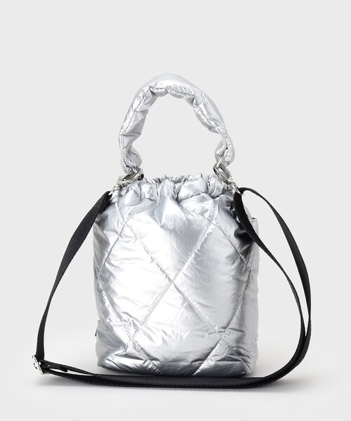 INDIVI（インディヴィ）の「【大人カジュアル／ショルダー付】ふかふか巾着バッグ（ハンドバッグ・レディース・ブラック/シルバー・00）」の10枚目の写真