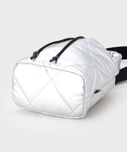 INDIVI（インディヴィ）の「【大人カジュアル／ショルダー付】ふかふか巾着バッグ（ハンドバッグ・レディース・ブラック/シルバー・00）」の11枚目の写真