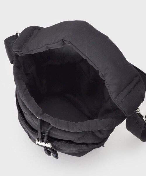 INDIVI（インディヴィ）の「【大人カジュアル／ショルダー付】ふかふか巾着バッグ（ハンドバッグ・レディース・ブラック/シルバー・00）」の13枚目の写真