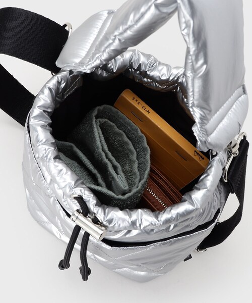 INDIVI（インディヴィ）の「【大人カジュアル／ショルダー付】ふかふか巾着バッグ（ハンドバッグ・レディース・ブラック/シルバー・00）」の14枚目の写真