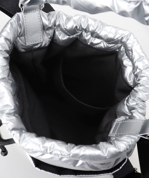 INDIVI（インディヴィ）の「【大人カジュアル／ショルダー付】ふかふか巾着バッグ（ハンドバッグ・レディース・ブラック/シルバー・00）」の15枚目の写真
