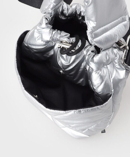 INDIVI（インディヴィ）の「【大人カジュアル／ショルダー付】ふかふか巾着バッグ（ハンドバッグ・レディース・ブラック/シルバー・00）」の17枚目の写真