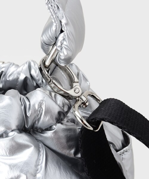 INDIVI（インディヴィ）の「【大人カジュアル／ショルダー付】ふかふか巾着バッグ（ハンドバッグ・レディース・ブラック/シルバー・00）」の18枚目の写真