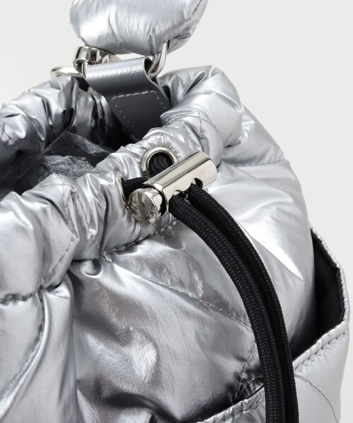 INDIVI（インディヴィ）の「【大人カジュアル／ショルダー付】ふかふか巾着バッグ（ハンドバッグ・レディース・ブラック/シルバー・00）」の19枚目の写真