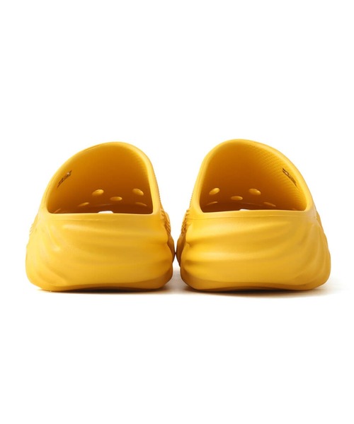 crocs（クロックス）の「crocs salehebembury x saru / クロックス サレヘ・ベンバリー x サル（サンダル・メンズ・イエロー・23.0cm/26.0cm/27.0cm/28.0cm/29.0cm/25.0cm/24.0cm）」の3枚目の写真