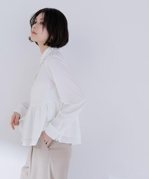 NATURAL BEAUTY BASIC（ナチュラルビューティーベーシック）の「◇フリルカラーシャツ（シャツ/ブラウス・レディース・ベージュ/オフホワイト/ブルー・SMALL/MEDIUM）」の7枚目の写真