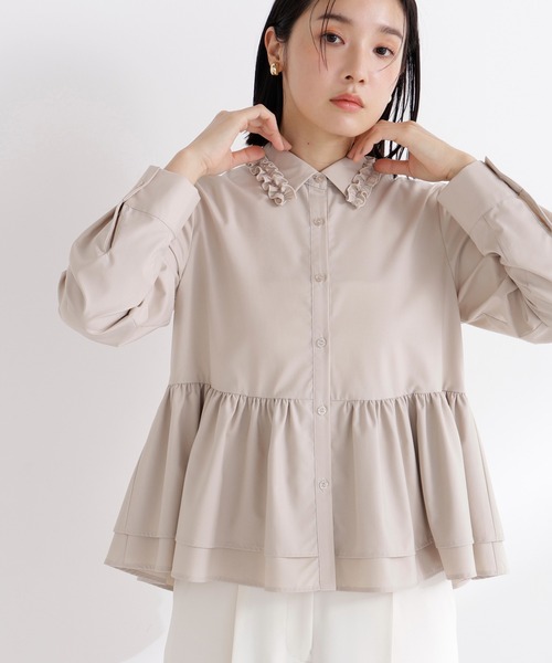 NATURAL BEAUTY BASIC（ナチュラルビューティーベーシック）の「◇フリルカラーシャツ（シャツ/ブラウス・レディース・ベージュ/オフホワイト/ブルー・SMALL/MEDIUM）」の3枚目の写真