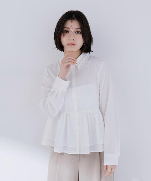 NATURAL BEAUTY BASIC（ナチュラルビューティーベーシック）の「◇フリルカラーシャツ（シャツ/ブラウス・レディース・ベージュ/オフホワイト/ブルー・SMALL/MEDIUM）」の2枚目の写真