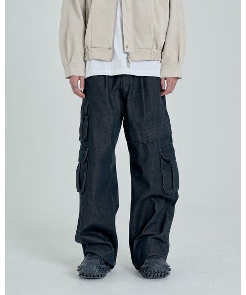 INEXCIS(イネクシス)の「ノンフェイドワイドカーゴパンツ (ブラック)(デニムパンツ・メンズ・その他・SMALL/MEDIUM/LARGE)」の1枚目の写真