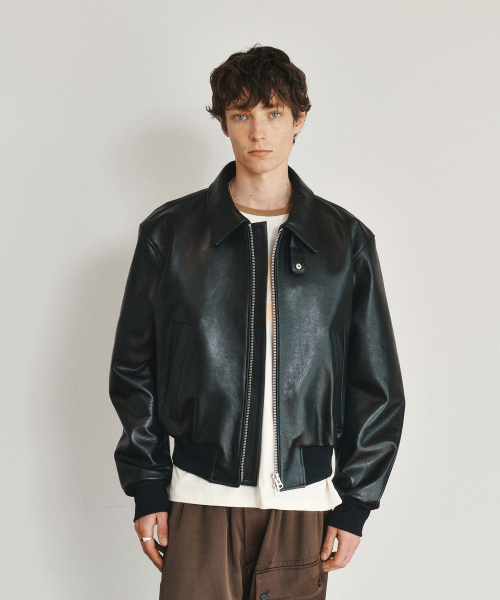 HEUTE(ホイテ)の「BEN GOAT LEATHER SHORT BOMBER JACKET (BLACK)(ライダースジャケット・メンズ・ブラック・M/L)」の1枚目の写真