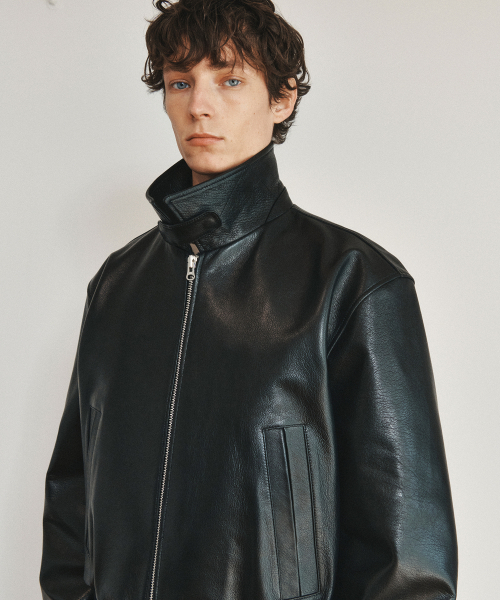 HEUTE(ホイテ)の「BEN GOAT LEATHER SHORT BOMBER JACKET (BLACK)(ライダースジャケット・メンズ・ブラック・M/L)」の4枚目の写真