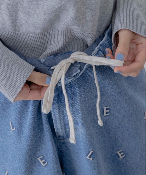 Eimee Law(エイミーロウ)の「アルファベットエンブロ デニムパンツ(デニムパンツ・レディース・ライトブルー/ブルー・FREE)」の21枚目の写真