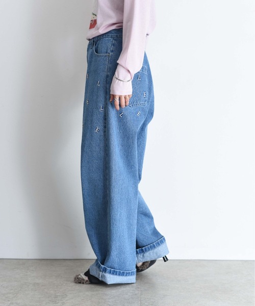 Eimee Law(エイミーロウ)の「アルファベットエンブロ デニムパンツ(デニムパンツ・レディース・ライトブルー/ブルー・FREE)」の3枚目の写真