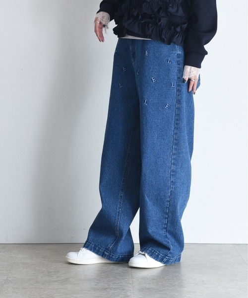 Eimee Law(エイミーロウ)の「アルファベットエンブロ デニムパンツ(デニムパンツ・レディース・ライトブルー/ブルー・FREE)」の10枚目の写真
