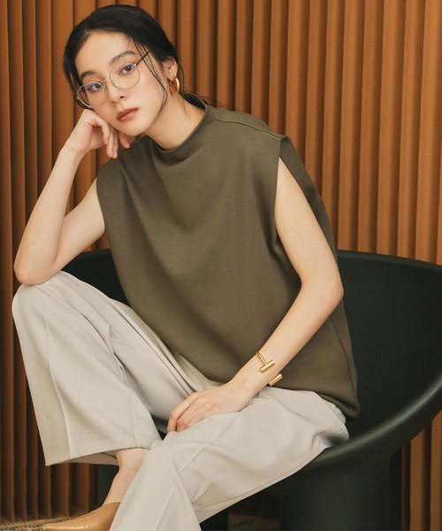 ELFRANK(エルフランク)の「ダンボールボトルネックショルダータックトップス【洗える】(Tシャツ/カットソー・レディース・チャコールグレー/ブラウン/カーキ・FREE)」の1枚目の写真