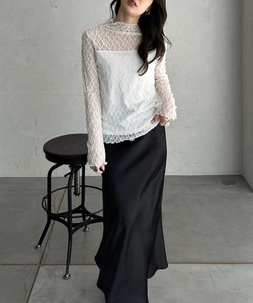 TREOVER(トレオーバー)の「デイリーからお呼ばれシーンまで活躍 プチハイネックレーストップス(Tシャツ/カットソー・レディース・ブラック/オフホワイト/グレー・FREE)」の4枚目の写真