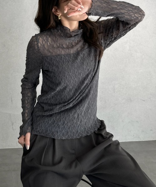 TREOVER(トレオーバー)の「デイリーからお呼ばれシーンまで活躍 プチハイネックレーストップス(Tシャツ/カットソー・レディース・ブラック/オフホワイト/グレー・FREE)」の7枚目の写真