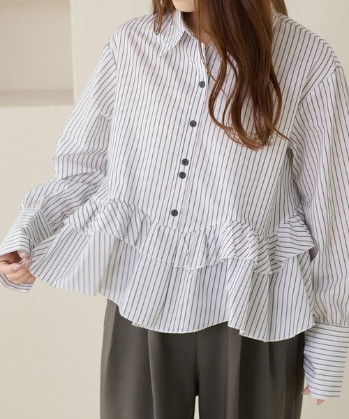 apres jour clair（アプレジュールクレア）の「【apres jour clair】フリルデザインシャツ（シャツ/ブラウス・レディース・アイボリー/ブルー/チャコールグレー/オフホワイト・フリー/X-LARGE）」の2枚目の写真