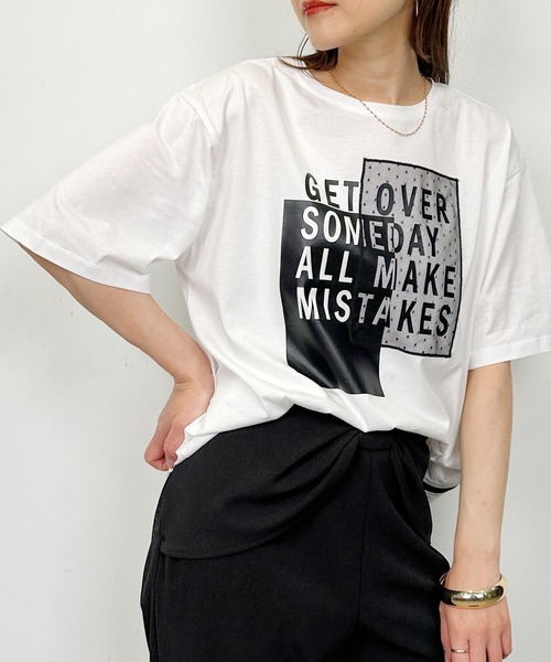 LUGIVA(ルギヴァ)の「サイドファスナーロゴプリントTシャツ(Tシャツ/カットソー・レディース・オフホワイト/ブラック/チャコールグレー・M)」の1枚目の写真