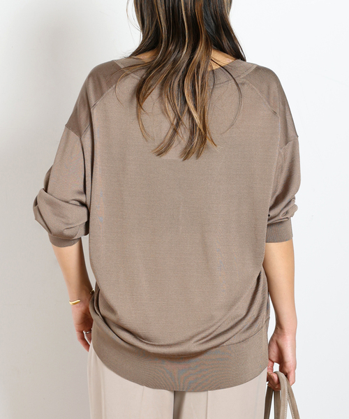 AP STUDIO（エーピーストゥディオ）の「ライトディープVネックニット（ニット/セーター・レディース・ブラック/キャメル・FREE）」の4枚目の写真