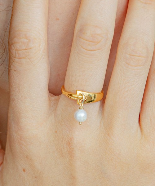 LAPUIS(ラピュイ)の「LAPUIS(ラピュイ)Pearl Hook ring(リング・レディース・マルチ/ゴールド・11号/13号)」の1枚目の写真