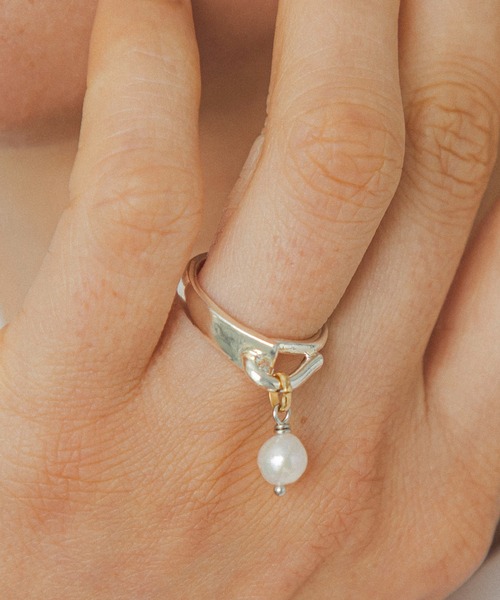 LAPUIS(ラピュイ)の「LAPUIS(ラピュイ)Pearl Hook ring(リング・レディース・マルチ/ゴールド・11号/13号)」の2枚目の写真