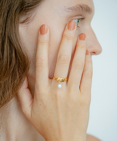 LAPUIS(ラピュイ)の「LAPUIS(ラピュイ)Pearl Hook ring(リング・レディース・マルチ/ゴールド・11号/13号)」の3枚目の写真