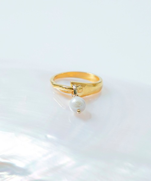 LAPUIS(ラピュイ)の「LAPUIS(ラピュイ)Pearl Hook ring(リング・レディース・マルチ/ゴールド・11号/13号)」の4枚目の写真