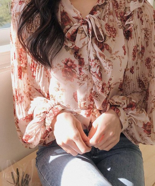 &soiree(アンドソワレ)の「花柄袖プリーツボウタイブラウス(シャツ/ブラウス・レディース・ピンク・X-LARGE/LARGE/MEDIUM/SMALL)」の1枚目の写真
