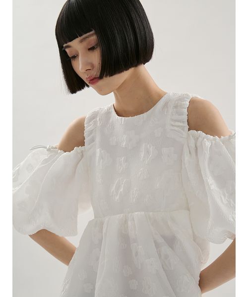 emmi(エミ)の「フラワーふくれジャガードブラウス(シャツ/ブラウス・レディース・ブラック/ホワイト・F)」の2枚目の写真