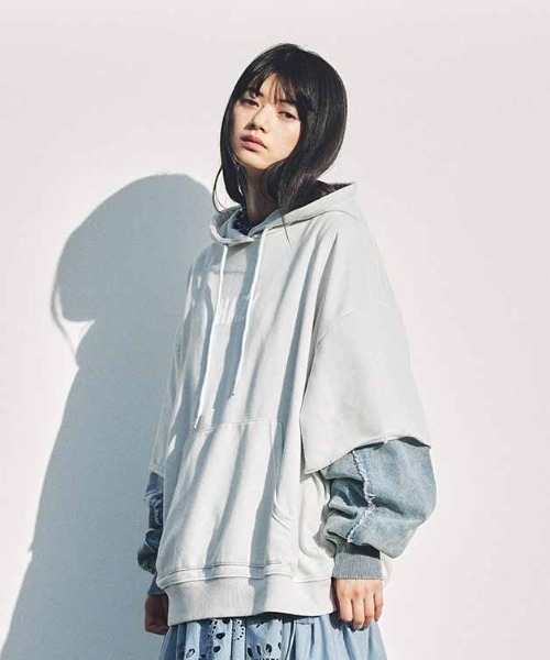 MEDE19F(メデジュウキュウ)の「MEDE19F デニムコンビフーディー(パーカー・レディース・ブラック系その他/グレー系その他・M/L/LL/3L)」の2枚目の写真