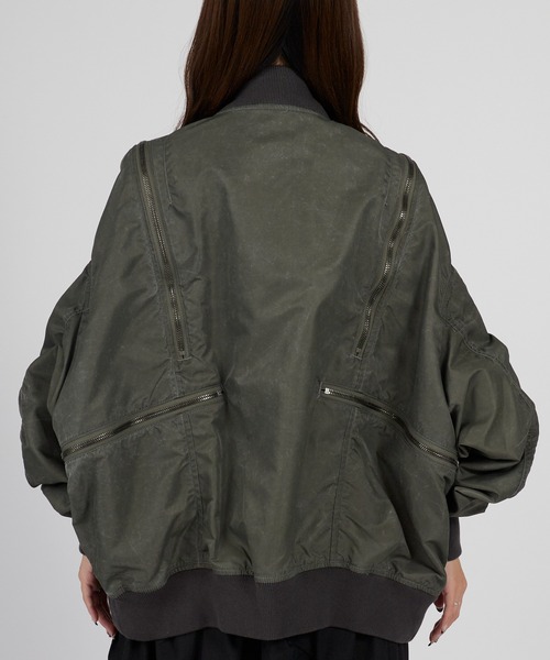 FACETASM(ファセッタズム)の「FACETASM/ファセッタズム ZIPPER BUG MA-1 シガレットポケット ユーズド加工ブルゾン 2026年春夏(MA-1・レディース・カーキ・00)」の2枚目の写真