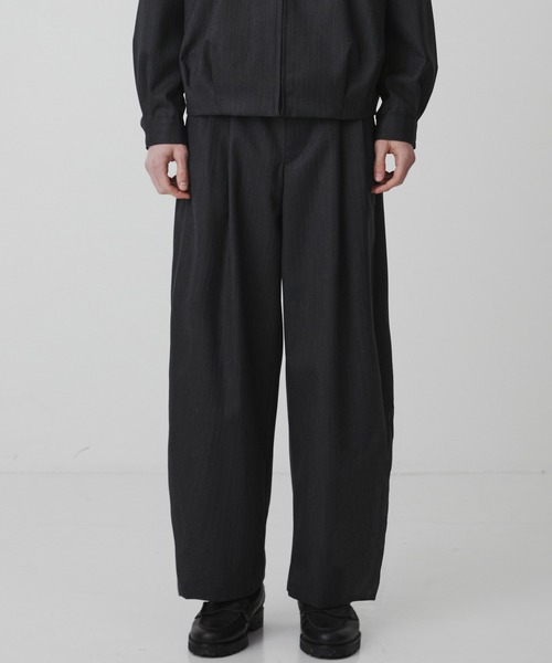 UNITED TOKYO(ユナイテッドトウキョウ)の「【残りわずか】RWS CHUBUT WOOL バルーンスラックス |タック/バレル/スタイルアップ/オーガニックウール/スーツ地/ワイド(その他パンツ・メンズ・ダークネイビー/ダークグレー・1/2/3)」の2枚目の写真