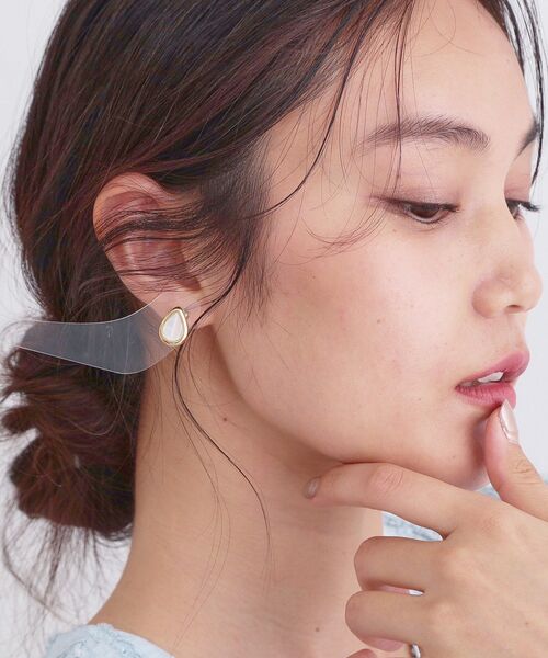OPAQUE.CLIP(オペークドットクリップ)の「シェル×エッジメタルしずくピアス(ピアス(両耳用)・レディース・シルバー/ゴールド・00)」の3枚目の写真