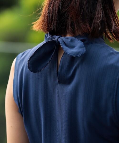 BEAMS GOLF(ビームスゴルフ)の「PURPLE LABEL / MONTAUK リボン モックネック シャツ(吸水速乾、UVカット)(スウェット・レディース・ホワイト/ネイビー/ピンク・LARGE/SMALL/MEDIUM)」の12枚目の写真