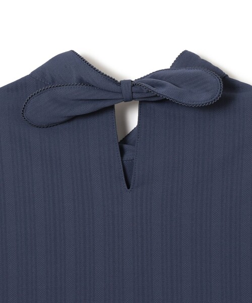 BEAMS GOLF(ビームスゴルフ)の「PURPLE LABEL / MONTAUK リボン モックネック シャツ(吸水速乾、UVカット)(スウェット・レディース・ホワイト/ネイビー/ピンク・LARGE/SMALL/MEDIUM)」の4枚目の写真