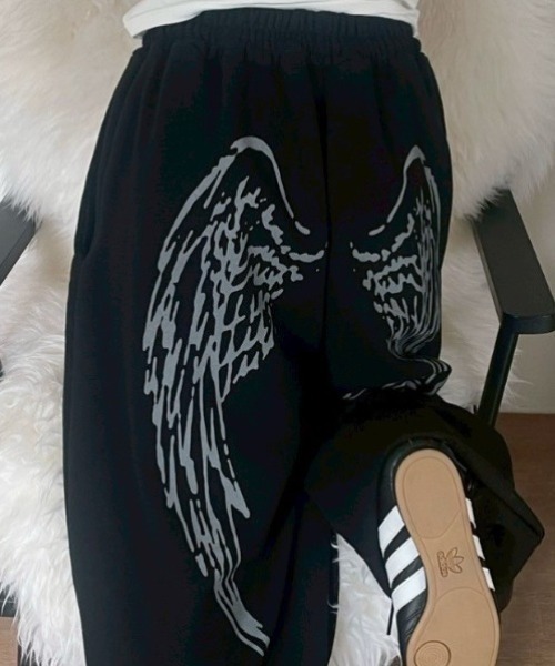 FANCY CLUB(ファンシークラブ)の「【FANCY CLUB】ANGEL VINTAGE SWEATPANTS / 【ファンシークラブ】エンジェルビンテージスウェットパンツ(スウェットパンツ・レディース・スカイブルー/ブラック・ONE SIZE)」の2枚目の写真
