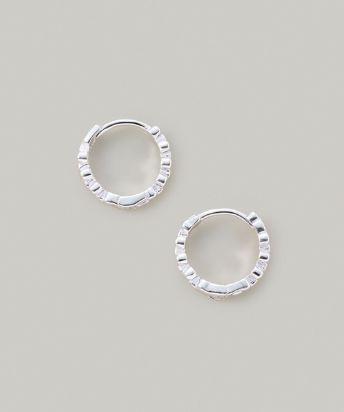 Jolie Toujours(ジョリトゥジュール)の「【金属アレルギー軽減】〈SV925〉ランダムドットフープピアス(ピアス(両耳用)・レディース・シルバー・FREE)」の3枚目の写真