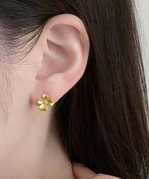 落ちにくい！痛くなりにくい！　ゴールドフラワーイヤリング