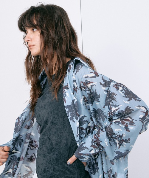 LE CIEL BLEU（ルシェルブルー）の「トロピカルプリントシアーシャツ / Tropical Print Sheer Shirt（シャツ/ブラウス・レディース・ライトブルー/ボルドー・36）」の6枚目の写真