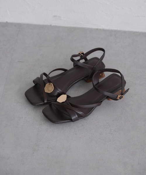 raffime（ラフィミー）の「【Raffime】ニュアンスゴールドモチーフサンダル（サンダル・レディース・ダークブラウン/ベージュ/ブラック/アイボリー・LARGE/X-LARGE/MEDIUM/SMALL）」の8枚目の写真