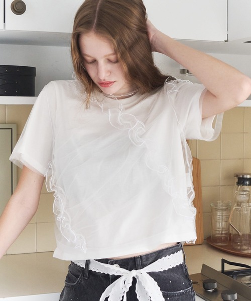 LE CIEL BLEU(ルシェルブルー)の「チュールラッフルディテールTシャツ / Tulle Ruffle Detail T-Shirt(Tシャツ/カットソー・レディース・ブラック/オフホワイト・36)」の1枚目の写真