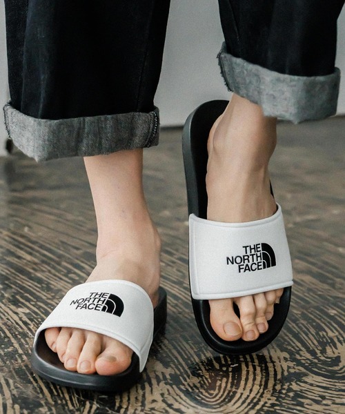 THE NORTH FACE(ザノースフェイス)の「日本未展開モデル WHITE LABEL THE NORTH FACE EPIC SLIDE ロゴスリッパサンダル(サンダル・メンズ・ブラック×ホワイト/ブラック・25cm/26cm/27cm/28cm/24cm)」の2枚目の写真