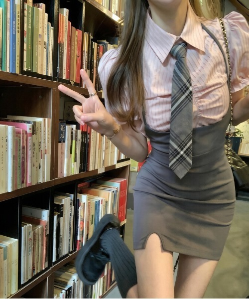 gossip!ロサンゼルス(ゴシップロサンゼルス)の「【Y2Kガーリー】 ネクタイ付きレイヤード風ミニワンピース(ワンピース・レディース・ブラック/グレー・M)」の10枚目の写真