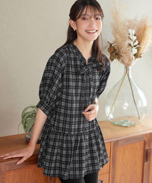 Tiaclasse（ティアクラッセ）の「取り外しリボン襟プリント柄ティアードチュニック（Tシャツ/カットソー・レディース・ネイビー系/サックスブルー系/ベージュ系/ブラック系・L/M）」の16枚目の写真